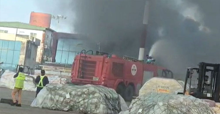 বিমানবন্দরে অগ্নিকাণ্ডে ব্যাপক ক্ষতি, শত শত টন মালামাল পুড়ে ছাই