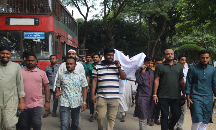  কুষ্টিয়ায় প্রতীকী লাশ নিয়ে ক্যাম্পাসে  ইবি শিক্ষার্থীদের মিছিল