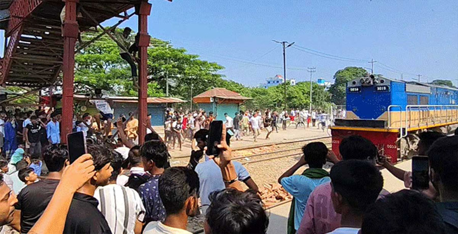 ভৈরবে জেলা আন্দোলনে রেলপথ অবরোধ, ট্রেনে ব্যাপক পাথর নিক্ষেপ