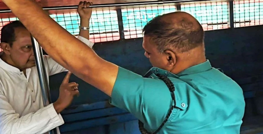 প্রিজন ভ্যানে দাঁড়িয়ে থাকা পুলিশ সদস্যের সঙ্গে বাগবিতণ্ডায় ইনু