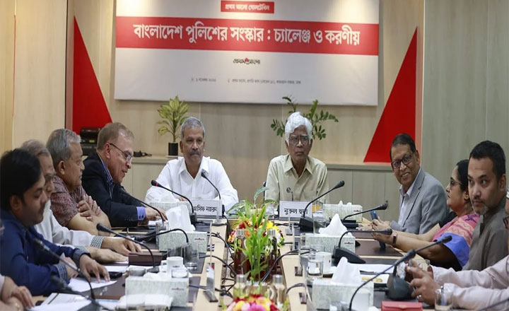 প্রশাসনে দলীয় পরিচয়ের ব্যাধি থেকে রাজনীতিকদের বের হবে: আইন উপদেষ্টা 