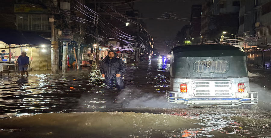 ঢাকায় বৃষ্টির সঙ্গে যানজট, জলাবদ্ধতায় ভুগছে মানুষ