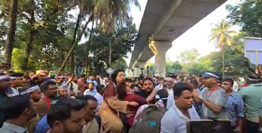 “শাহবাগে প্রাথমিক শিক্ষকদের সঙ্গে পুলিশের সংঘর্ষ, সাউন্ড গ্রেনেড নিক্ষেপ