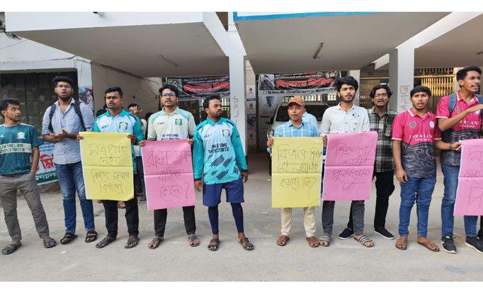 বিভাগীয় সভাপতি নিয়োগ-সহ বিভিন্ন দাবিতে ইবি শিক্ষার্থীদের অবস্থান