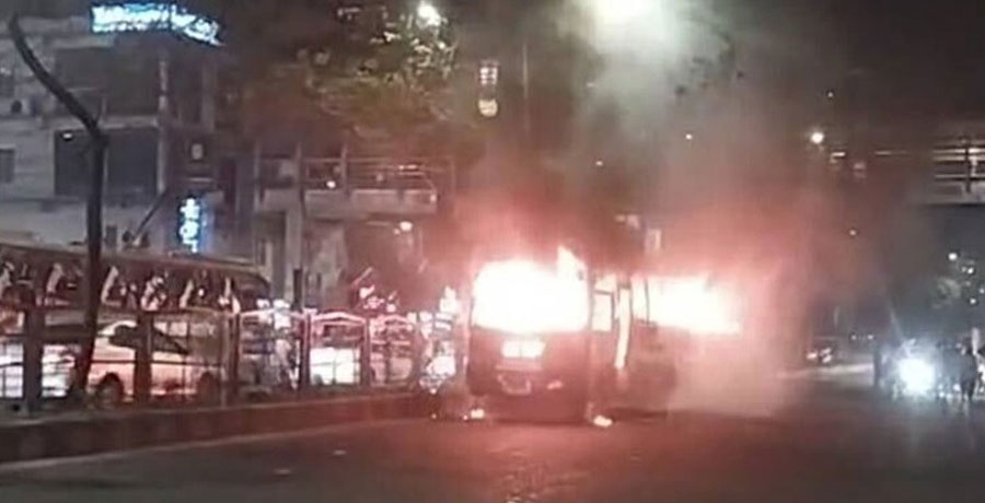 রাজধানীর ধানমণ্ডিতে ল্যাবএইড হাসপাতালের সামনে বাসে অগ্নিকাণ্ড