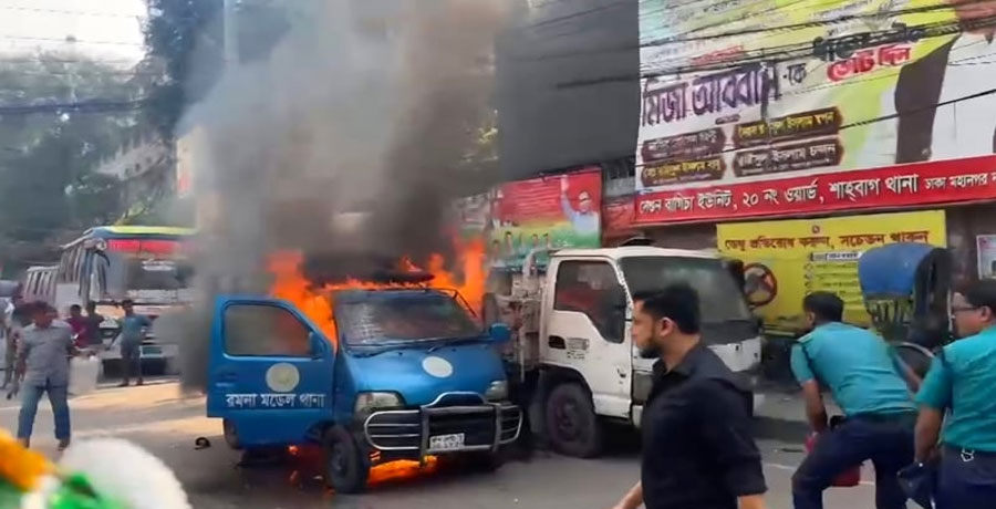 রাজধানীতে থানার সামনে দুষ্কৃতকারীদের আগুন, পুড়ল পুলিশ ভ্যান