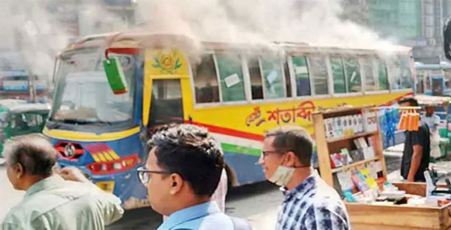রাজধানীতে বাসে আগুন, জড়িত তিন যাত্রীবেশী ব্যক্তি