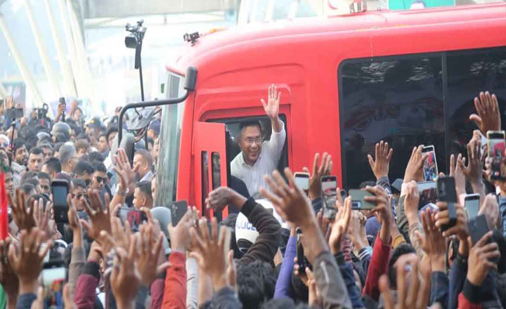  সাভারে স্মৃতিসৌধের সামনে তারেক রহমানের গাড়িবহরে নেতাকর্মীদের ভিড়