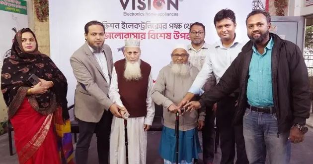 বগুড়ায় প্রবীণদের মাঝে ভিশন ইলেকট্রনিকসের ওয়াকিং স্টিক বিতরণ